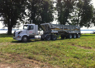 Camion de vente, transport et livraison de terre, sable, gravier et pierre / Excavation Mirabel